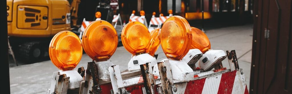 realistyczne zdjęcie przedstawiające bariery bhp stosowane podczas audytu